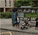 Marquesina publicitaria en la avenida Juan Carlos I, a la altura del puerto deportivo, Gijón
